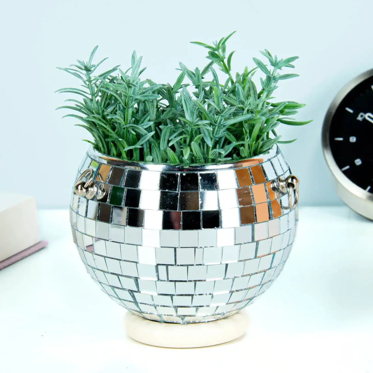 Discobal bloempot met standaard en ketting