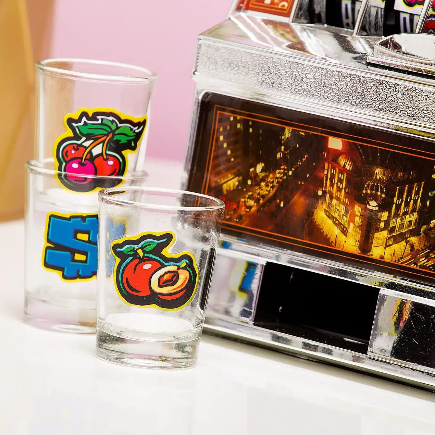 Gokautomaat drankspel met shotglaasjes