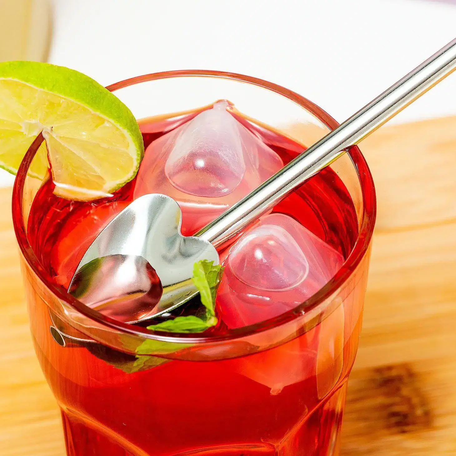 Hart cocktaillepel met rietje