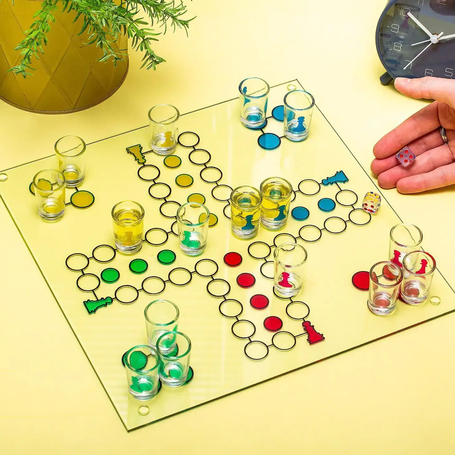 Ludo drankspel met shotglaasjes