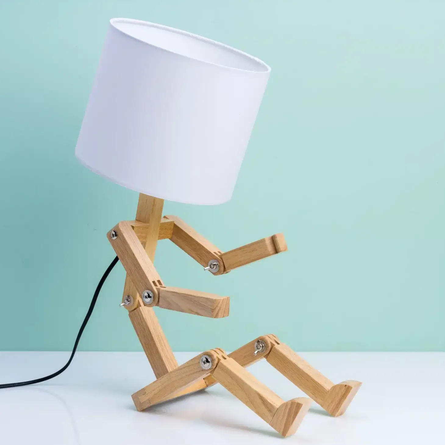 Mens houten tafellamp