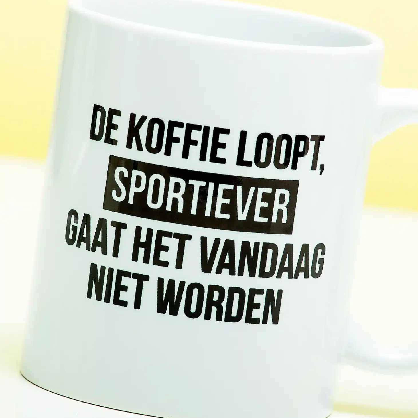 Mok De koffie loopt