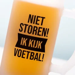 Niet storen, ik kijk voetbal bierpul