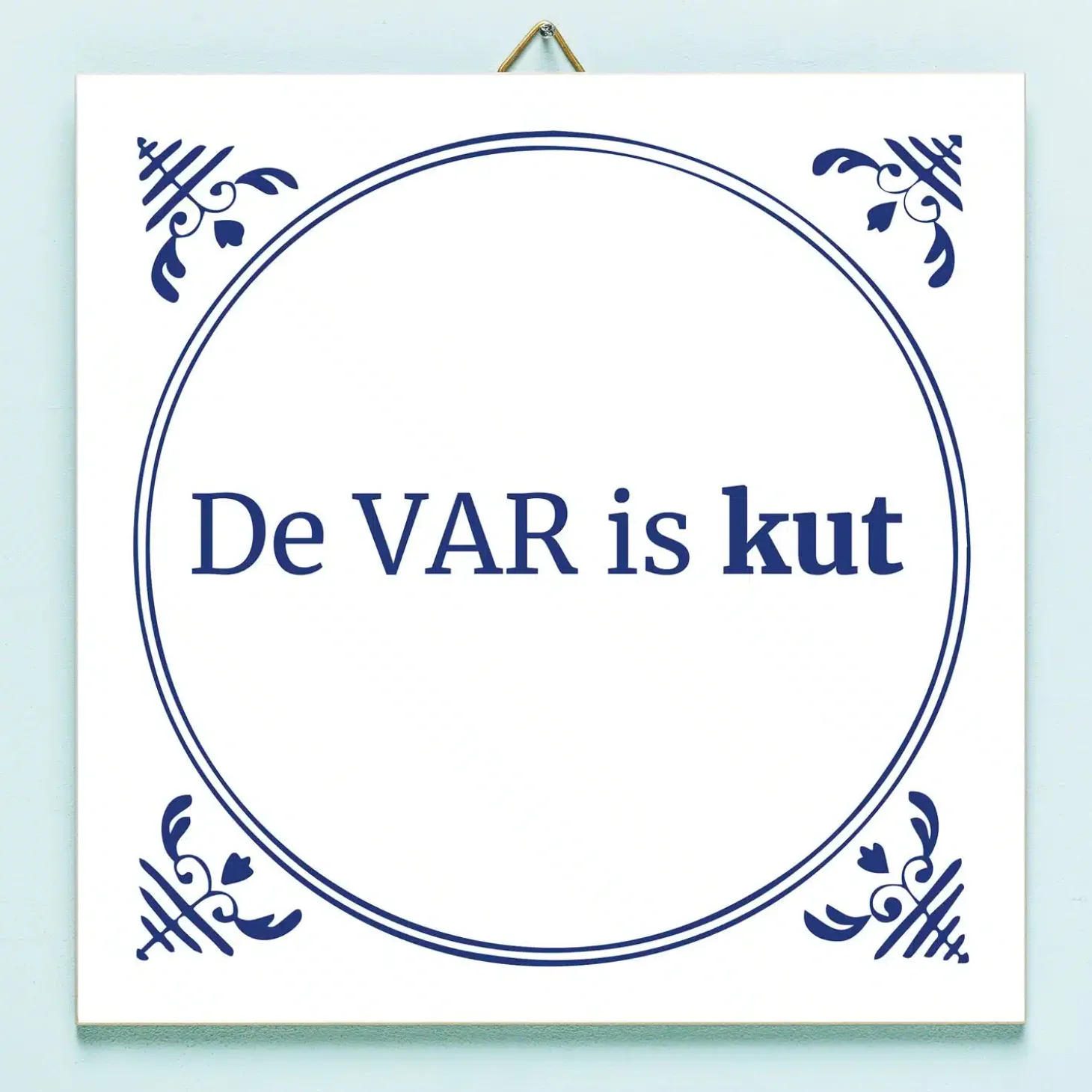 Tegeltje De VAR is kut