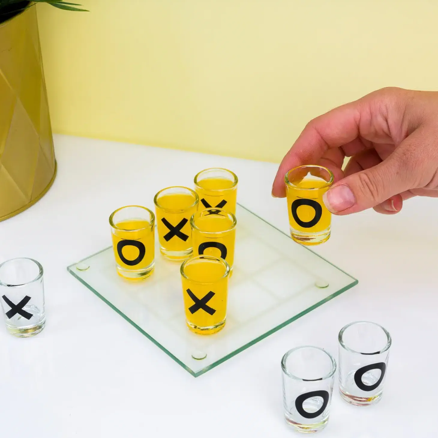 Tic Tac Toe drankspel met shotglaasjes
