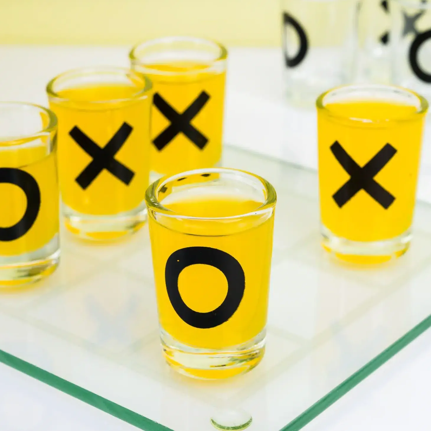 Tic Tac Toe drankspel met shotglaasjes