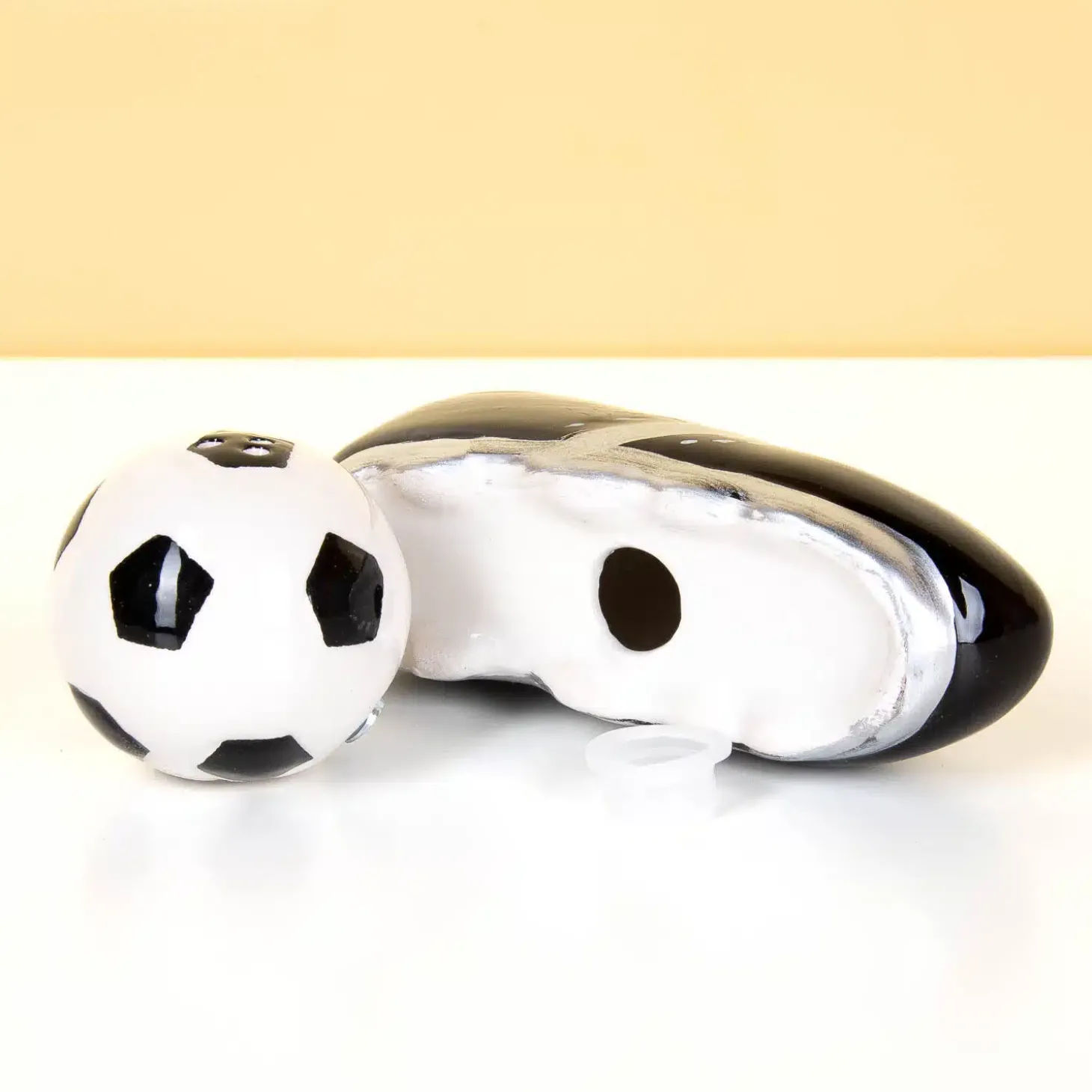 Voetbalschoen en bal peper- en zoutstel