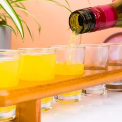 Zes shotglaasjes op serveertray